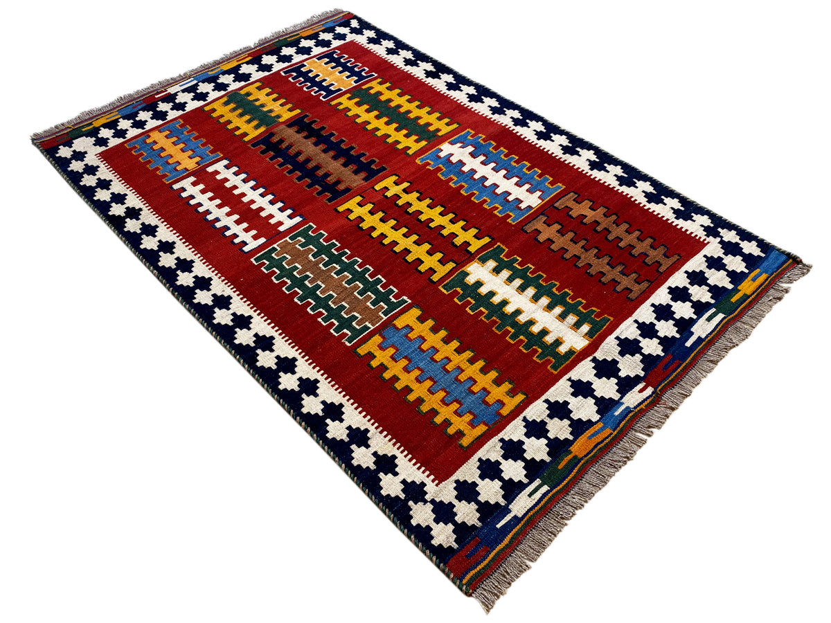 Kelim Teppich in Rot mit blauem Rand und geometrischem Rauten-Design, Fransen