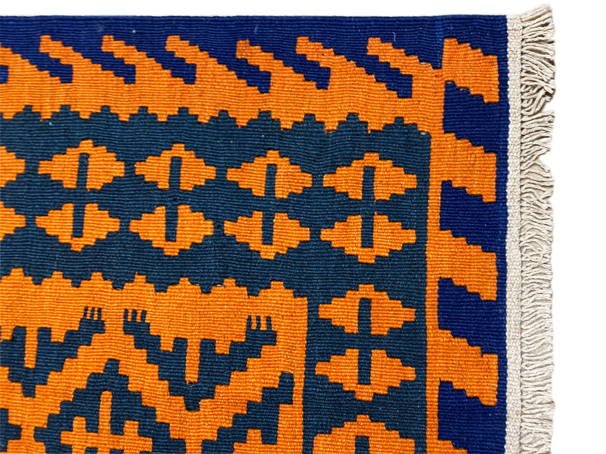 Kelim-Teppich-Ecke mit geometrischem Kreuz- und Zickzackmuster, Fransen