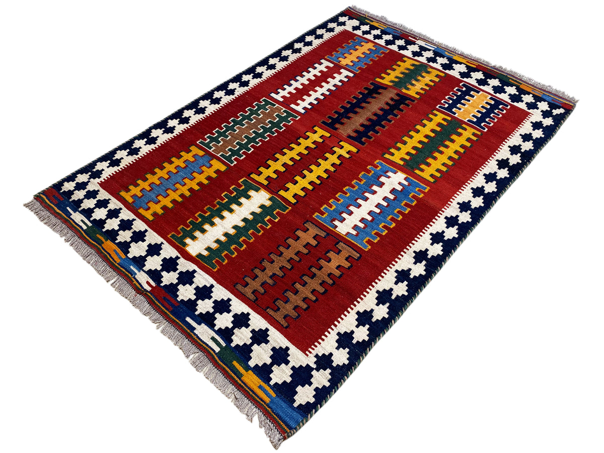 Kelim Teppich mit rotem Feld, mehrfarbigen Gittern und blau-weißem Eckmuster, Fransen
