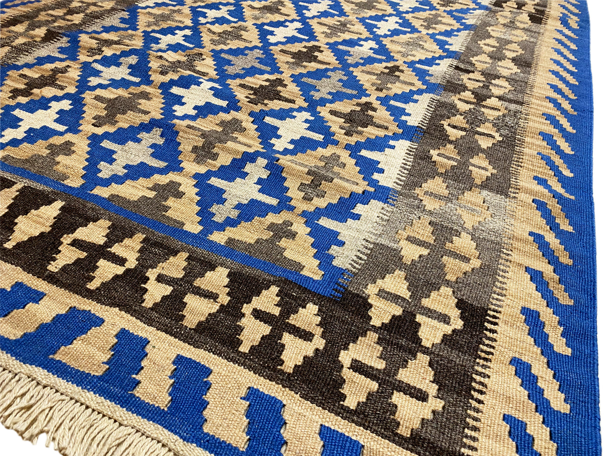 Kelim-Teppich mit geometrischem Muster in Blau, Beige und Dunkelbraun, mit Fransen