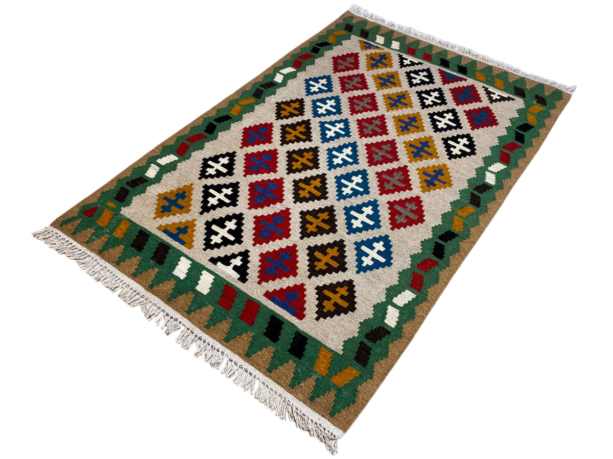 Kelim-Qashqai-Teppich 147x95 cm, diagonale Ansicht mit Rauten und bunten Bordüren
