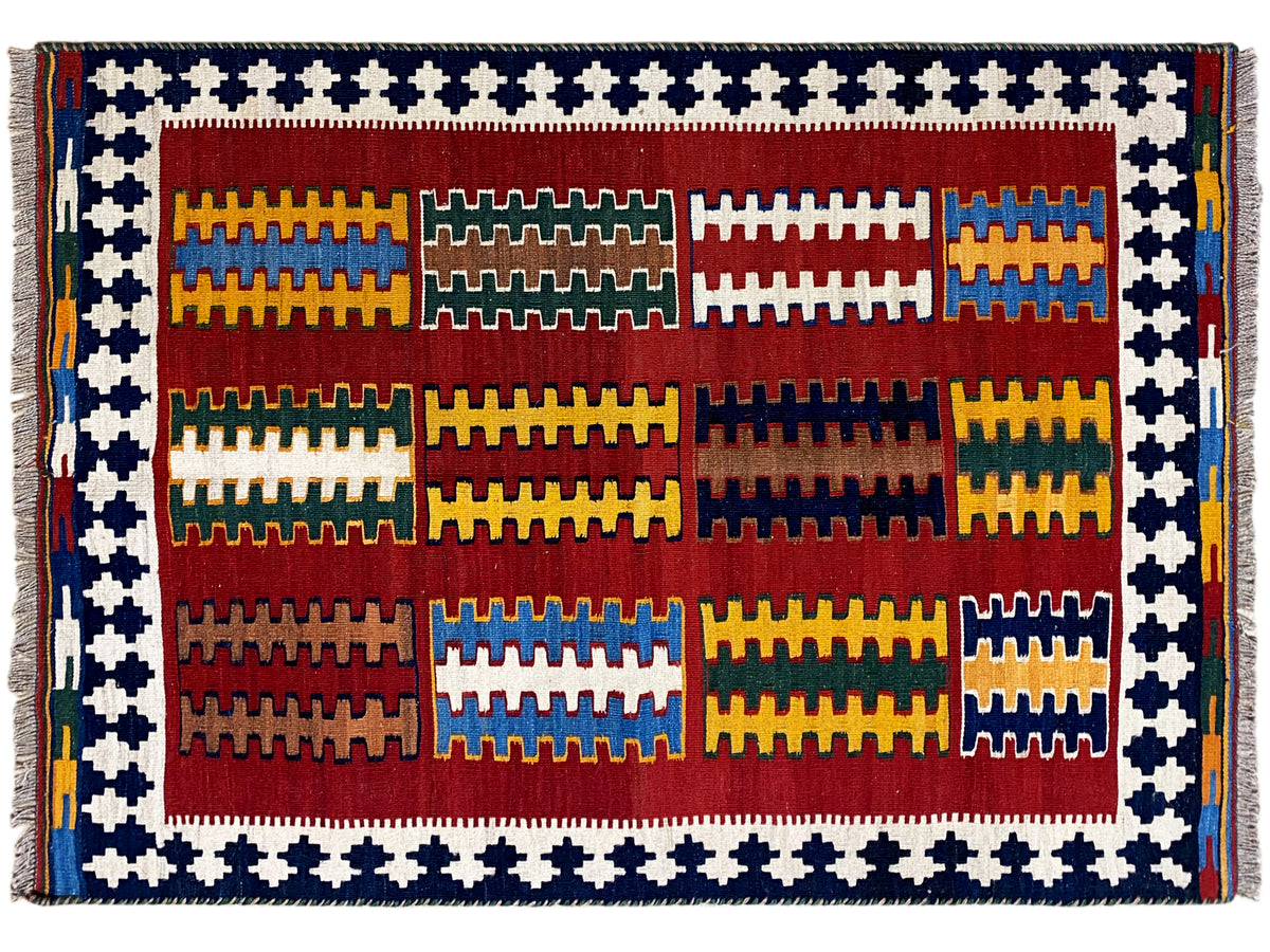 Kelim Teppich mit breitem blau-weißem Rand, Innenmuster aus roten, gelben und grünen Blöcken