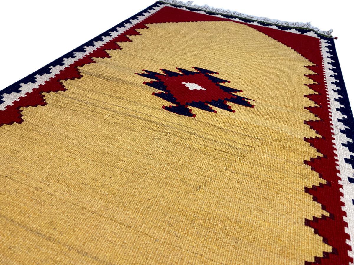 Kelim-Teppich in Gelb mit rotem und blauem Muster, eingefasst mit Zierborte