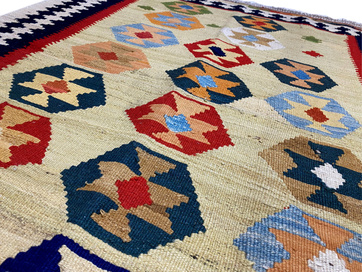 Kelim-Qashqai-Teppich Beige mit detaillierten geometrischen Motiven in Blau, Rot und Grün