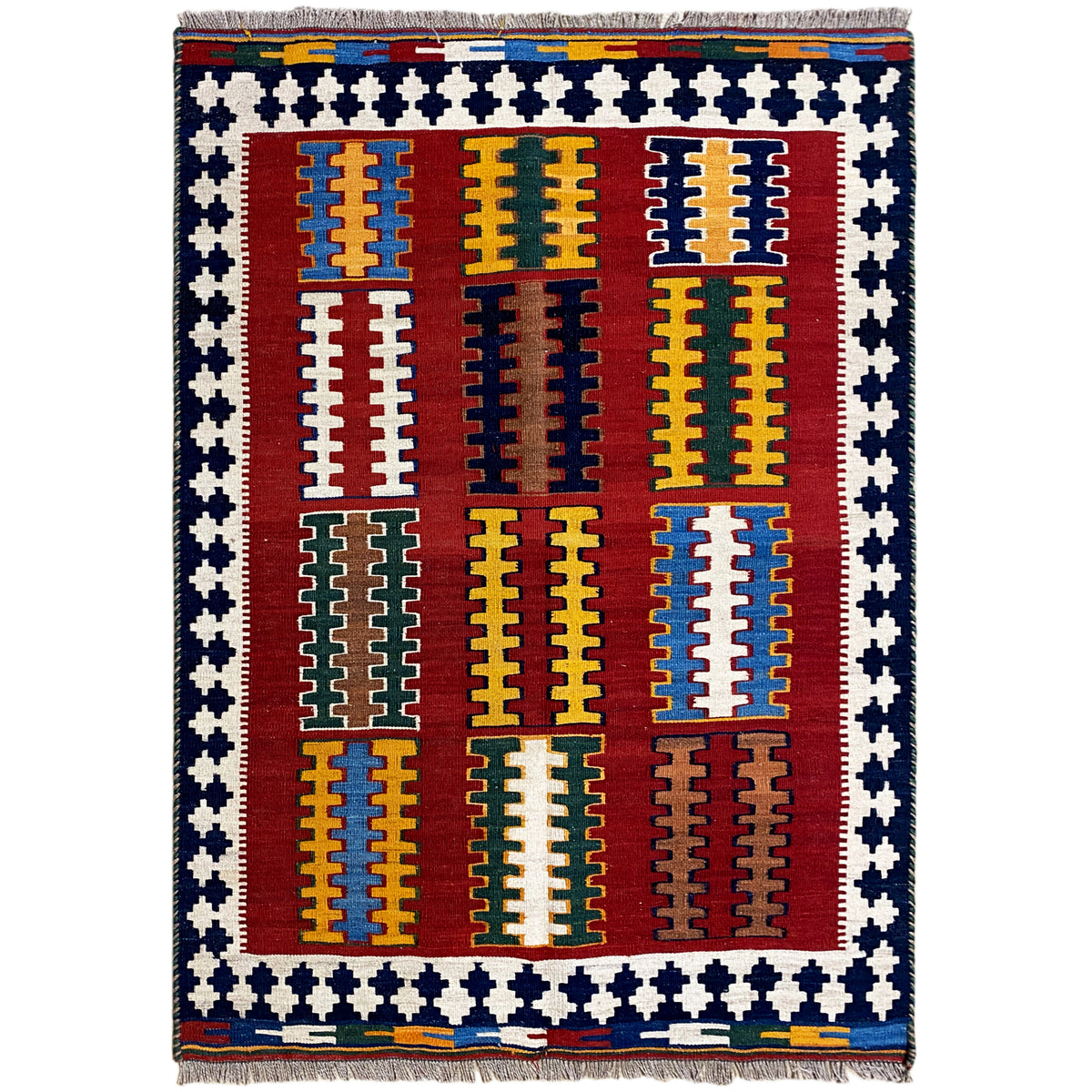 Kelim Teppich mit rotem Innenfeld, gelb-blauen Mustern und blau-weißem Zackenrand, Fransen