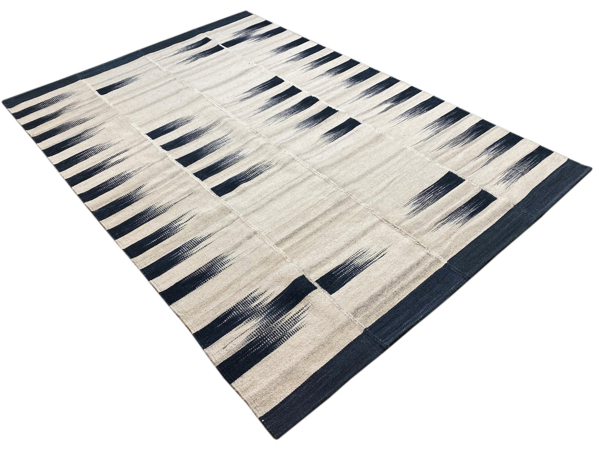 Kelim-Teppich 170x240 cm diagonal, cremefarbene Fläche mit dunkelblauen Streifen