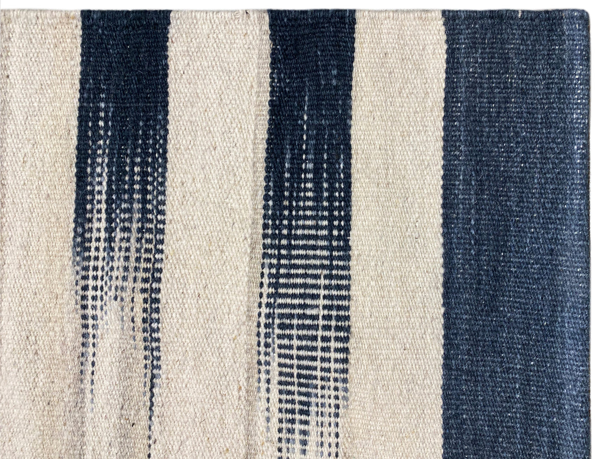 Kelim-Teppich 170x240 cm Nahansicht: creme und dunkelblaue Streifen, feine Webstruktur