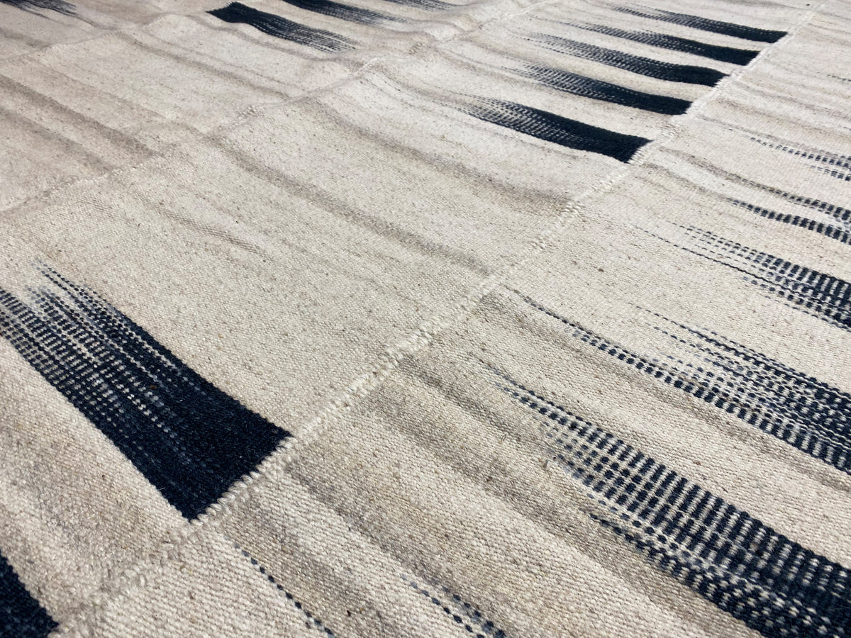 Kelim-Teppich 170x240 cm Detailaufnahme: cremefarbene Kacheln mit dunkelblauen Balken
