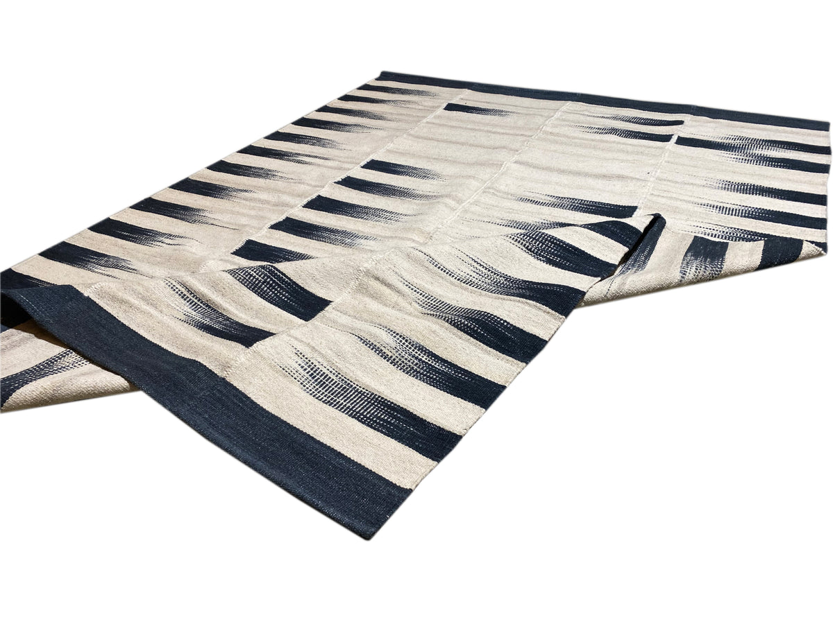 Kelim-Teppich 170x240 cm mit aufgeschlagener Ecke, cremefarben und dunkelblaue Linien