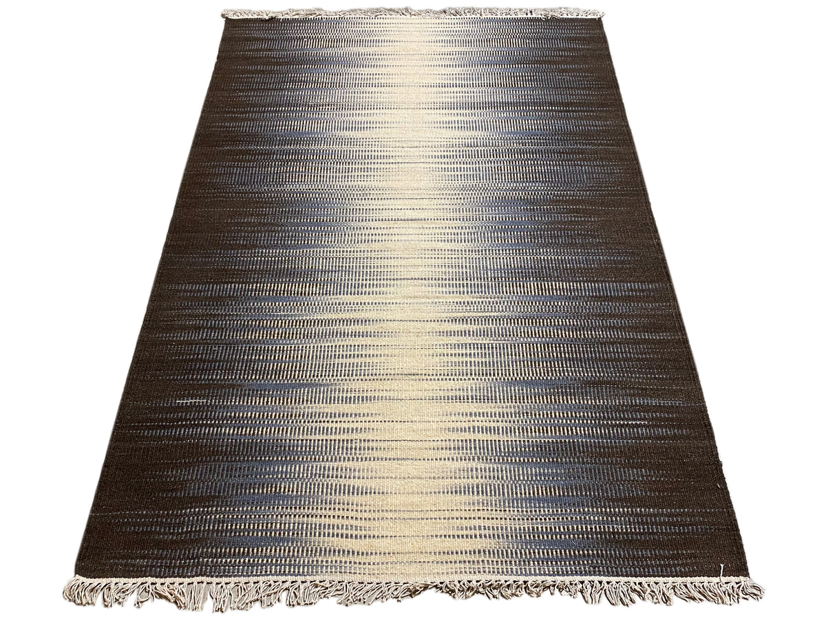 Kelim Teppich 100x150 cm, trapezartige Ansicht; dunkelbraun-beige Streifen, Fransenabschluss.