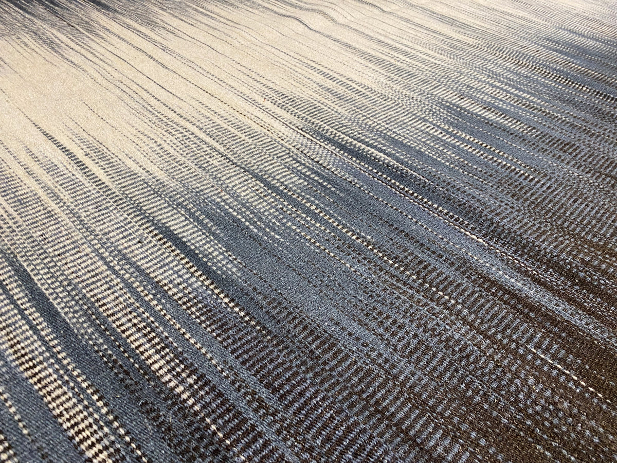 Kelim-Teppich Strukturdetail mit schimmernden Streifen in Blau-Grau und Beige