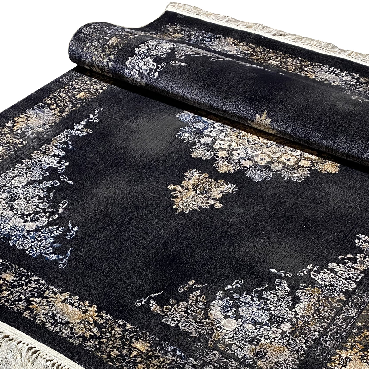 Detail der Teppichoberfläche mit dunklem Gewebe und Ornamenten in Silber, Gold und Blau