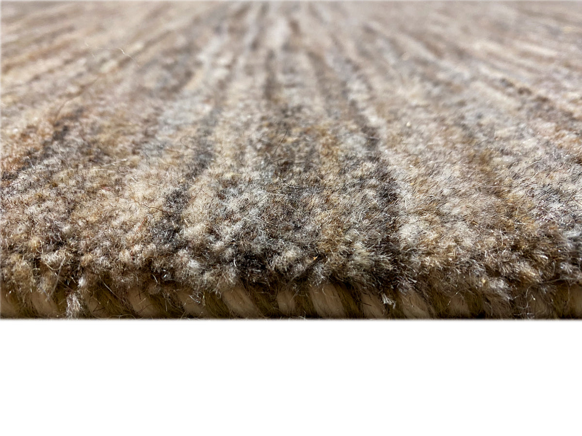 Teppich 243x168: detailreiche Floroberfläche in Grau-Braun mit texturiertem Effekt.