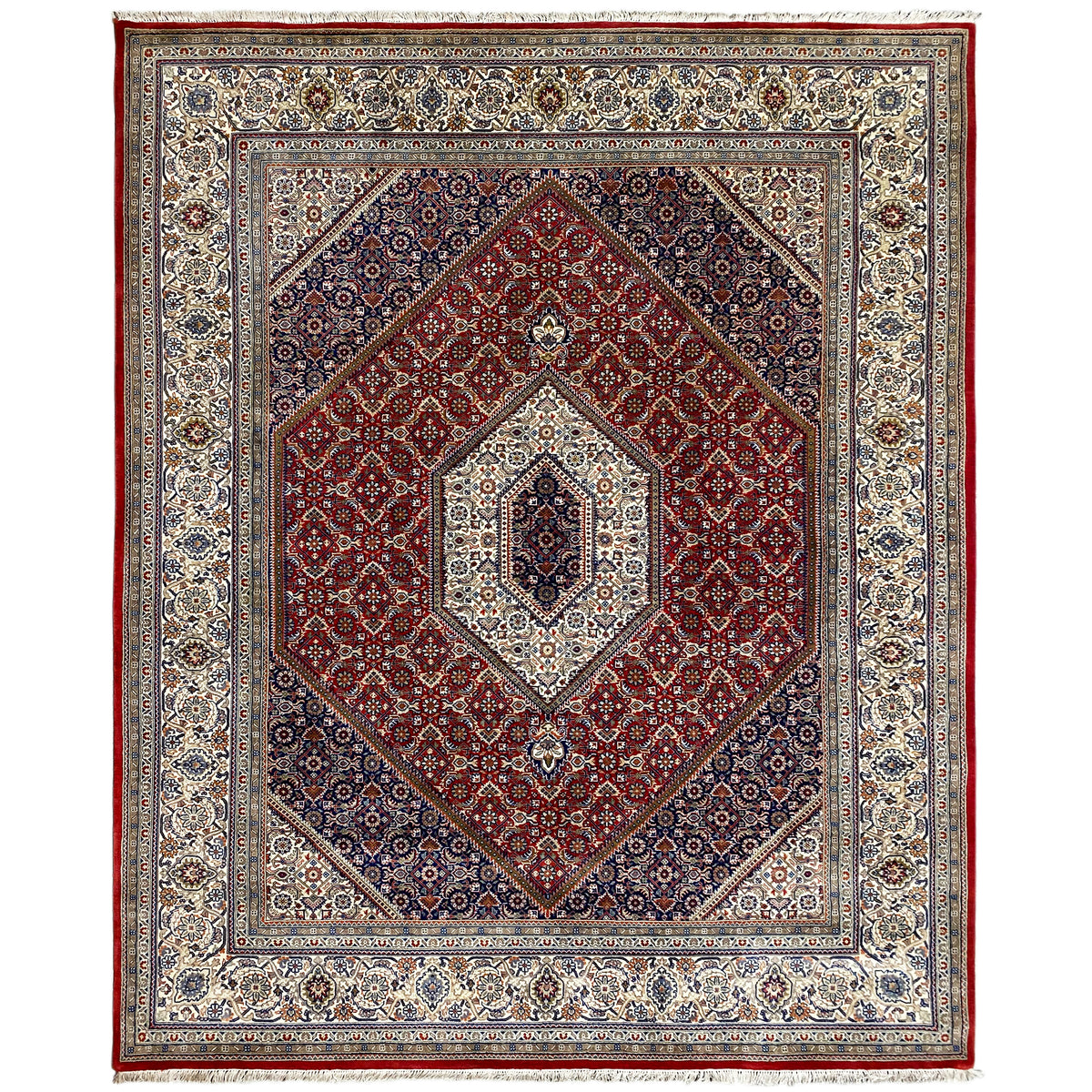 Bidjar-Teppich mit rotem Medaillon und blau-weißen Ornamenten im Bordürenrahmen