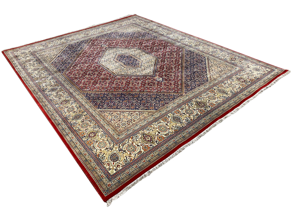 Bidjar Teppich mit zentralem Medaillon, feine Ornamentik in Rot, Blau und Creme