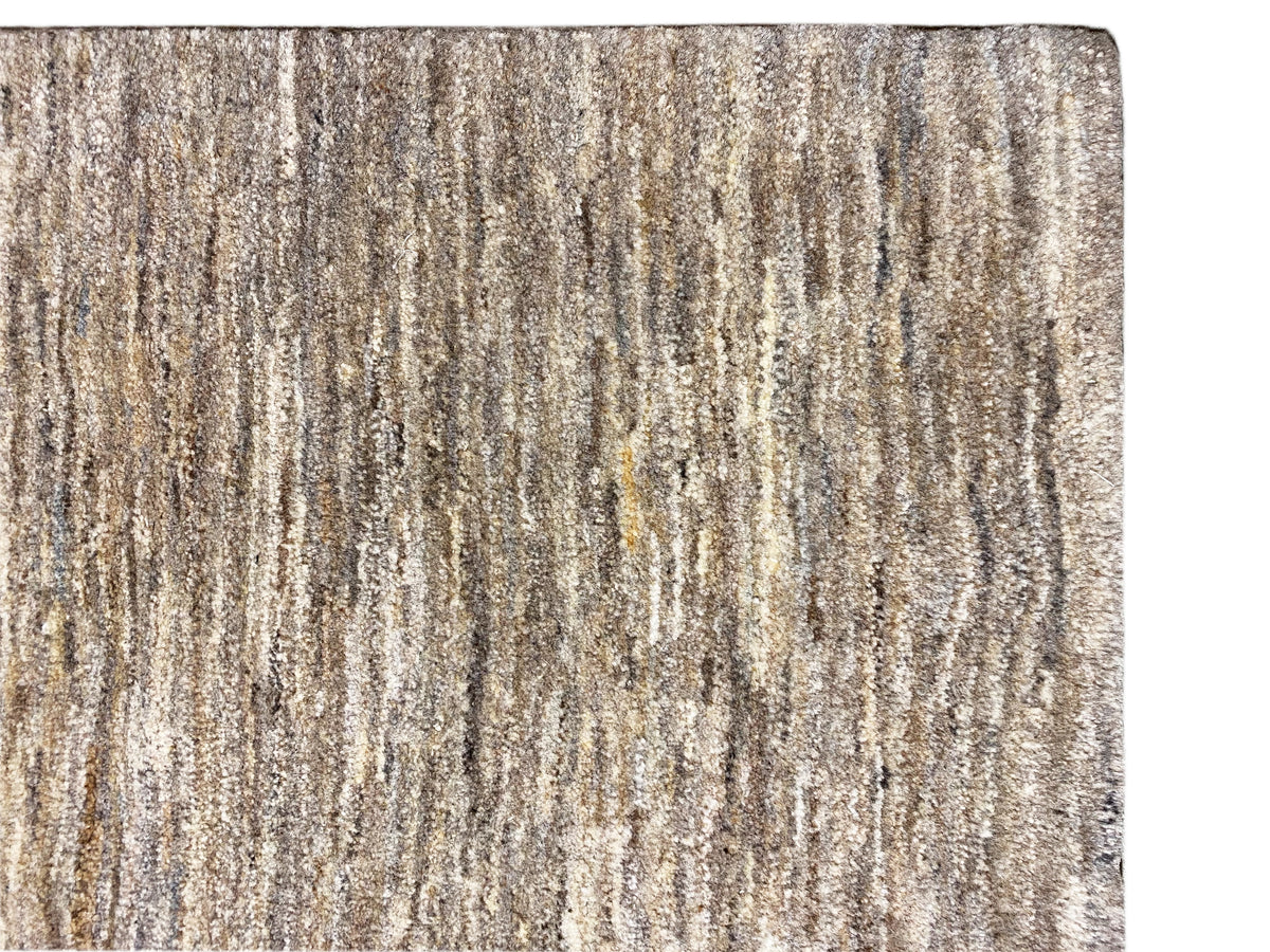 Gabbeh-Teppich, Nahaufnahme: melierte beige-graue Streifenstruktur und kurzer Flor