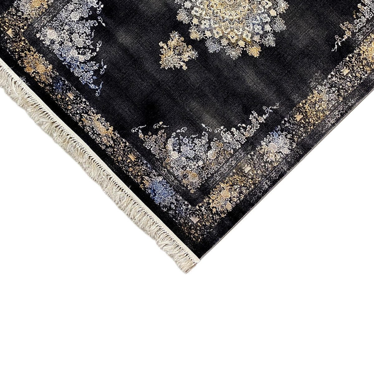 Eckbereich schwarzer Teppich mit gold- und cremefarbenem Ornament, Fransen