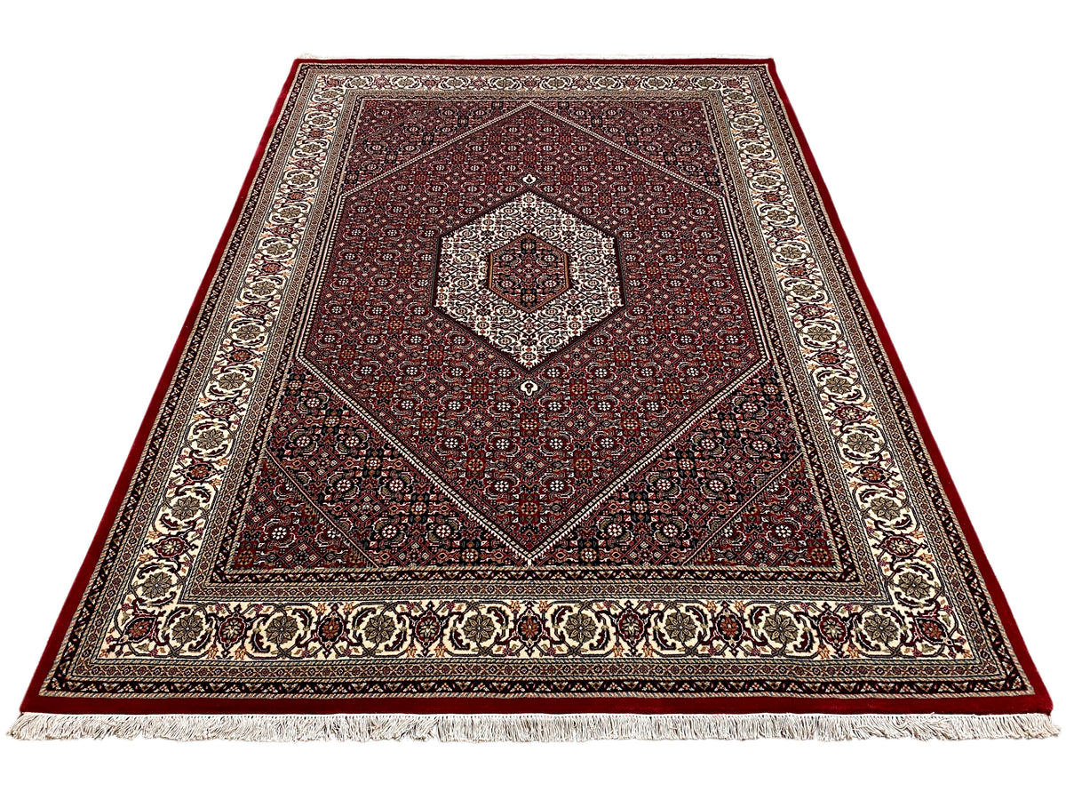 Teppich 244x170 cm großflächig mit rotem Hintergrund und beigem Ornamentrahmen