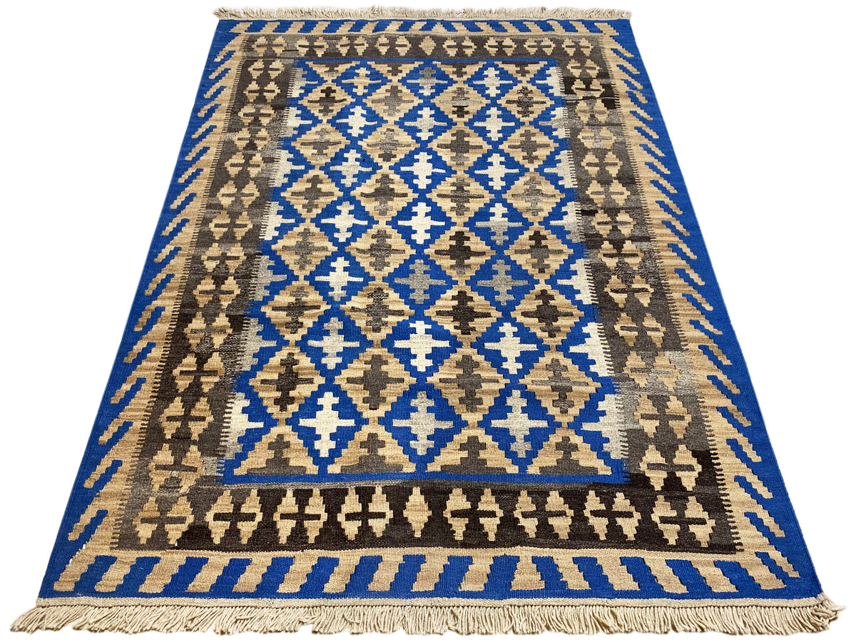 Rechteckiger Kelim-Teppich mit Rahmenbordüre, blauem Mittelmotiv und Fransen