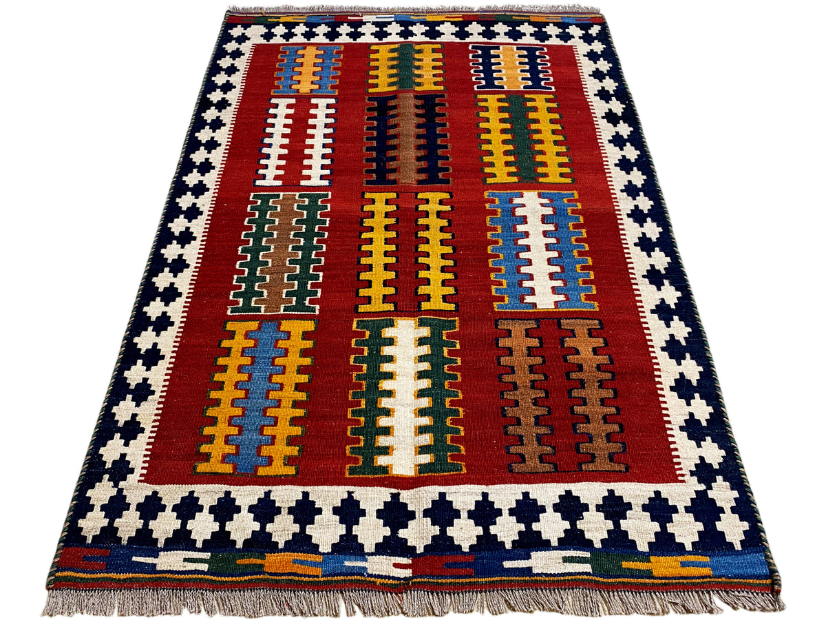 Kelim Teppich mit rotem Zentralfeld, gelb-blauen Streifen und blau-weißem Bordürenrahmen, Fransen