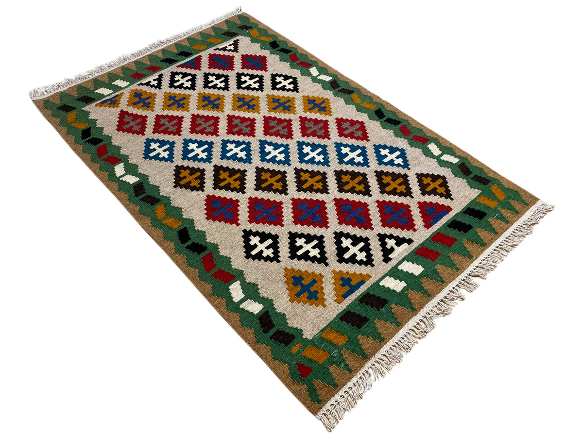 Kelim-Qashqai-Teppich 147x95 cm, schräg liegend mit buntem Rautenmuster und Fransen