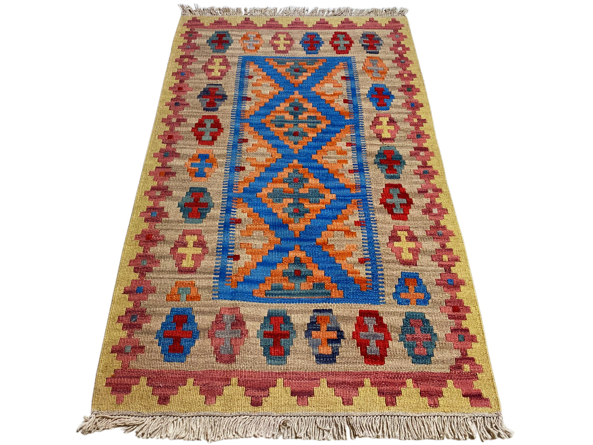 Beiger Kelim-Teppich mit blauem Rautenmotiv in der Mitte und buntem Kreuzbord, Fransen