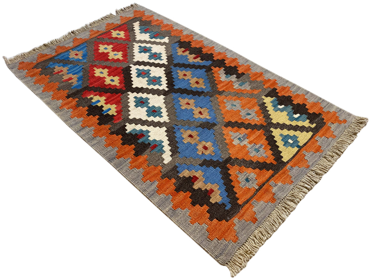 Kelim-Teppich mit geometrischem Muster, grauer Grund, orange und blaue Akzente, Fransen