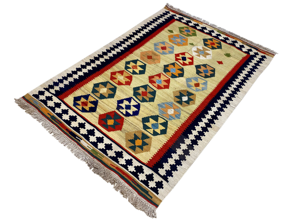Kelim-Qashqai-Teppich Beige mit buntem geometrischem Feld, Zierbordüre und Fransen