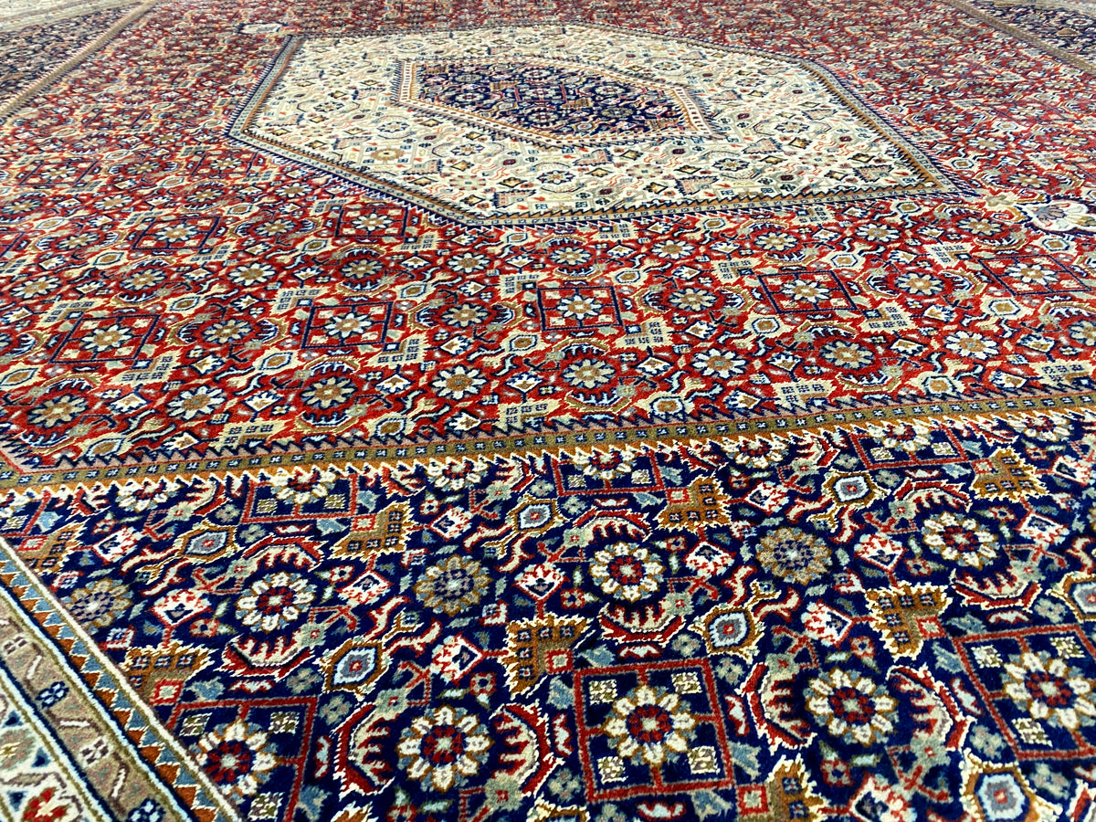 Bidjar Teppich mit rotem Grund und buntem Blumen- und Rautenmuster, großflächige Details