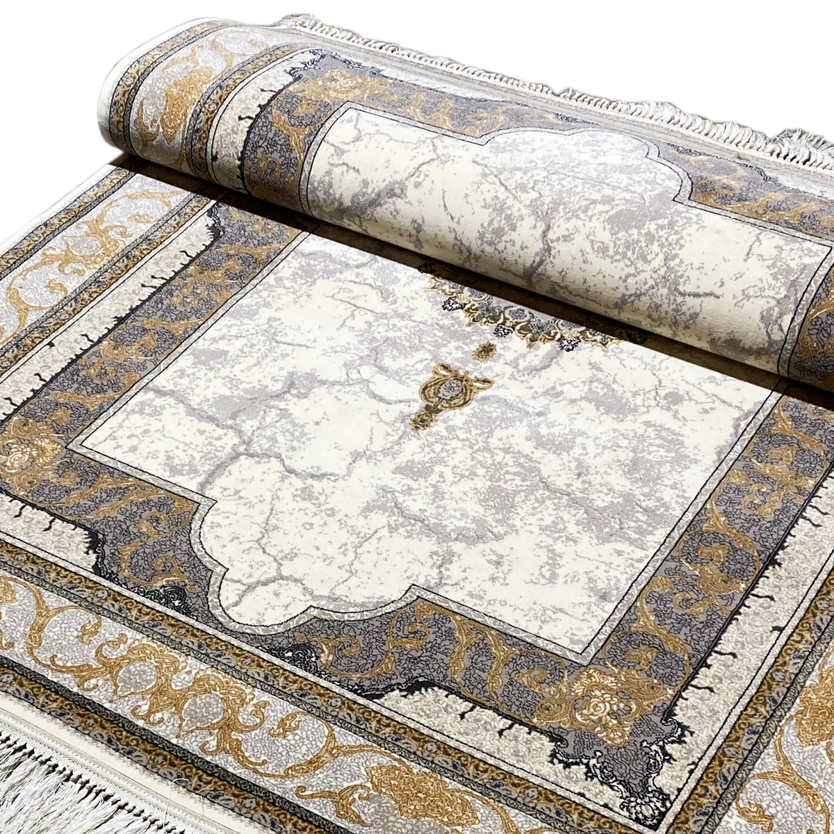 Teppich Detail: eingefasster cremefarbener Bereich mit goldenen Akzenten und Fransenborte.