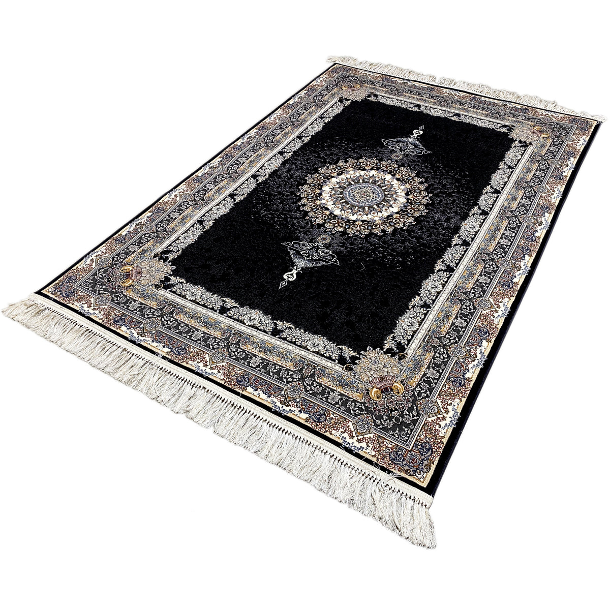 Schrägansicht: schwarzer Teppich mit zentralem Medaillon, ornamentierter Bordüre und Fransen