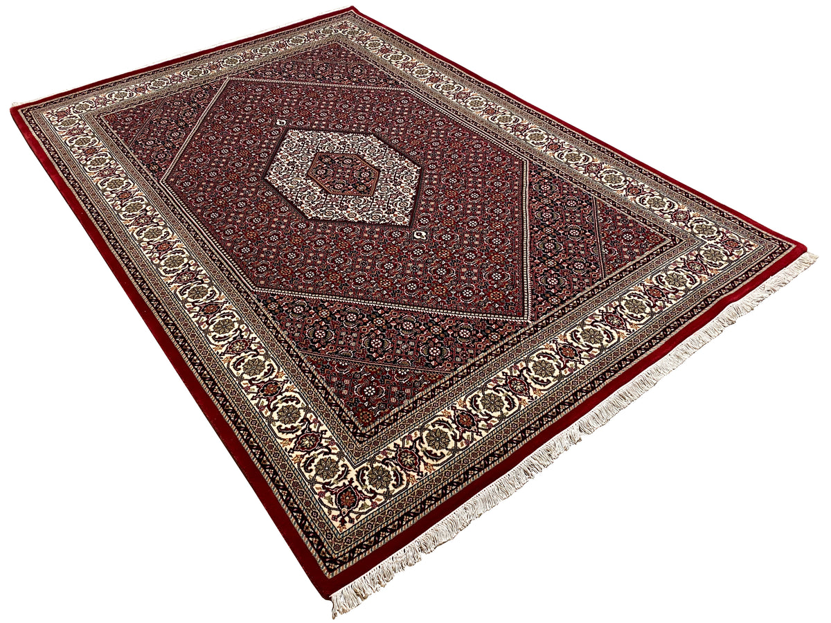 Teppich 244x170 cm schräg von oben: rotes Muster im Medaillon-Rahmen