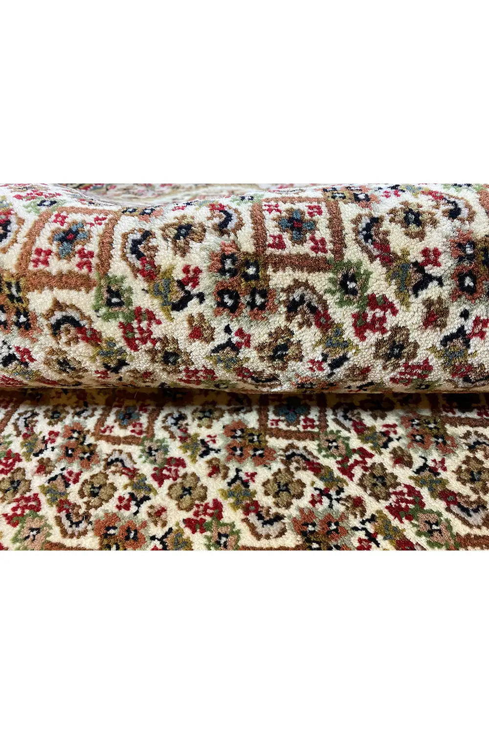 Teppich mit mehrfarbigem Tapestry-Pattern, gebogener Kante und dichter Florstruktur