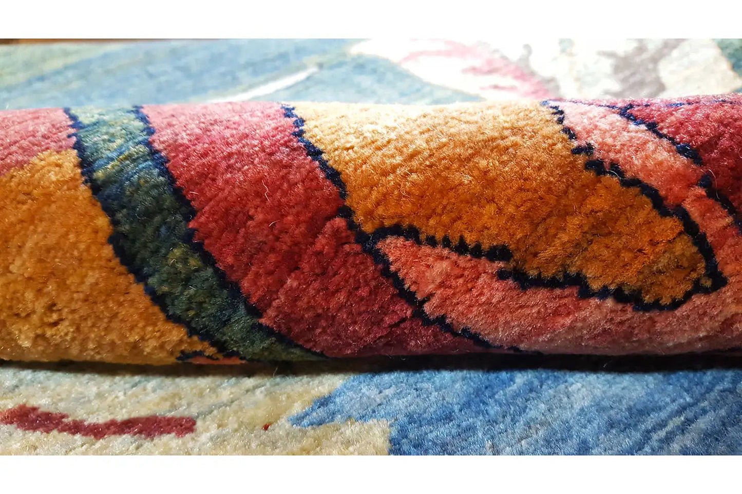 Teppich mit buntem Muster (Rot, Orange, Blau) – Nahaufnahme der Bordüre