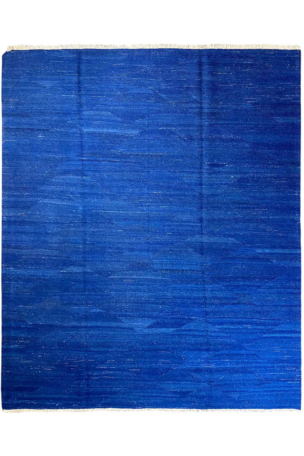 Blauer Kilim-Teppich mit gleichmäßigem Muster und beigem Rand, gerade Ansicht