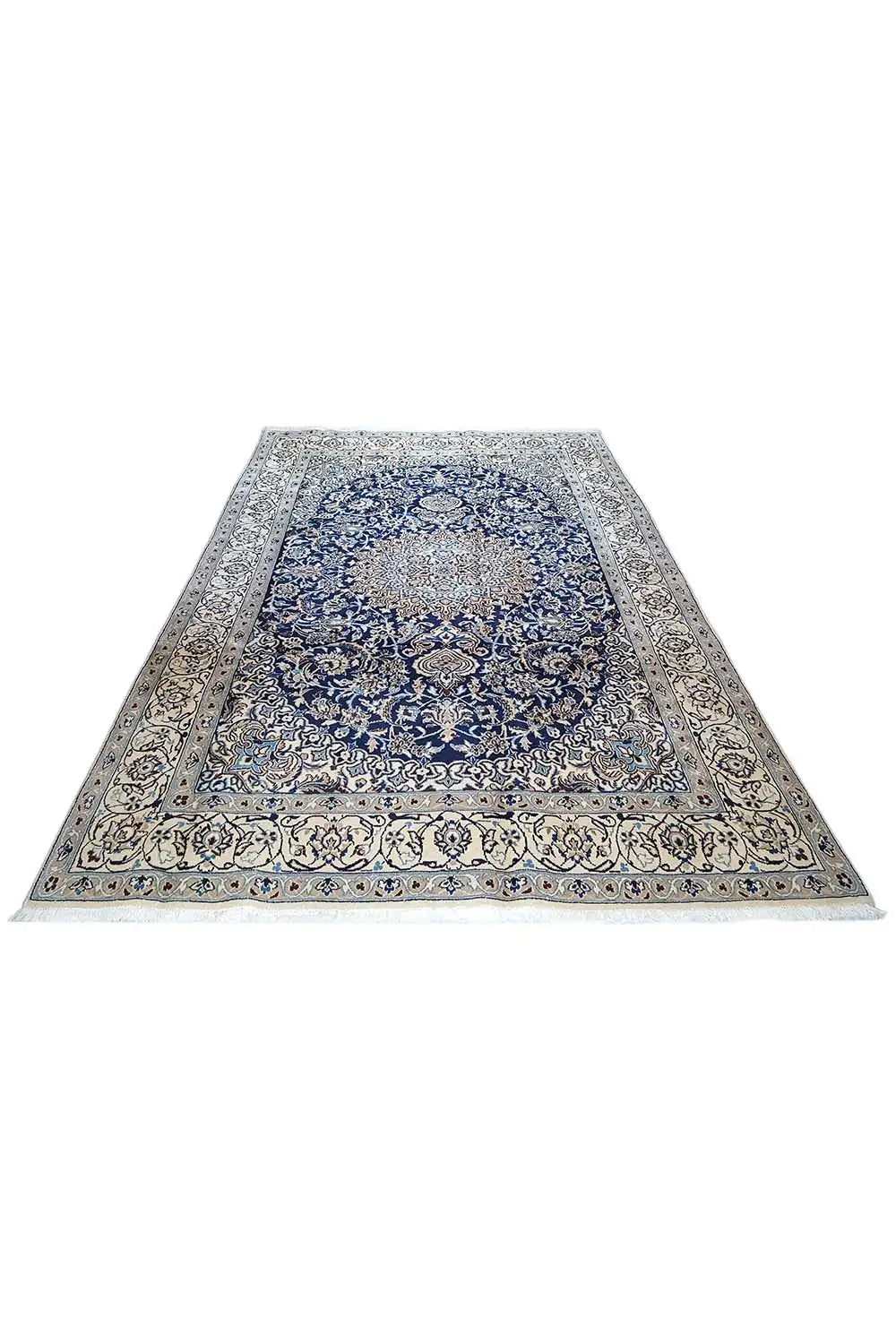 Beiger Orientteppich mit blauem Medaillonmuster und breiter Randverzierung.
