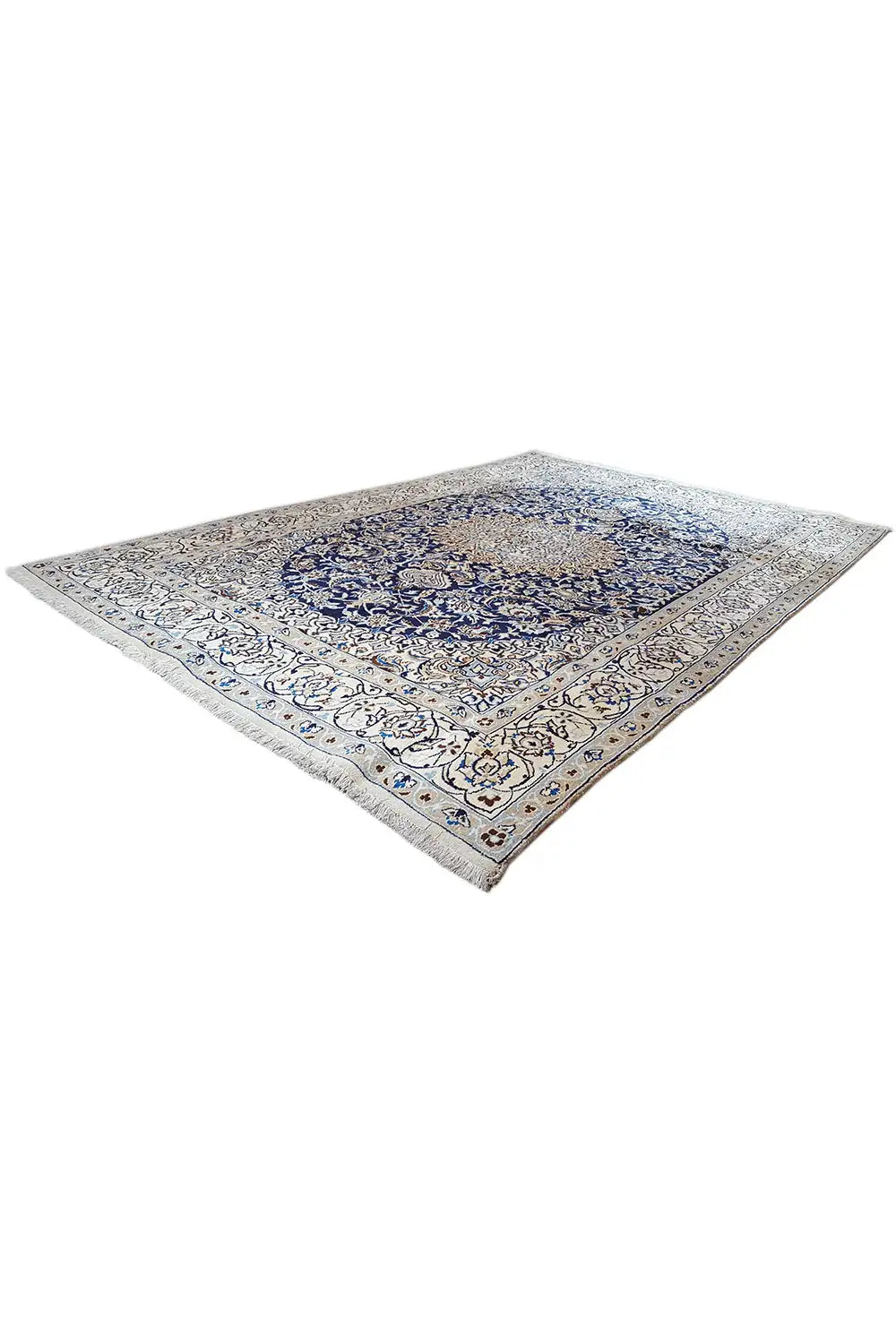 Eckansicht: flacher Orientteppich mit blauem Medaillon, umlaufenden Ornamenten.