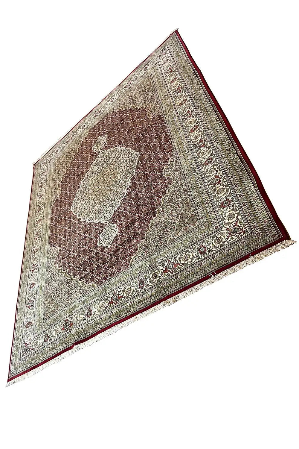 Indo Täbriz Teppich, Dreiecksperspektive: Musterbordüre und zentrales Medaillon in Creme und Braun
