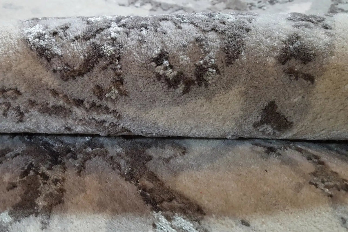 Teppich-Oberfläche im Detail: kurzer Flor mit Medaillon-Optik in Braun und Grau
