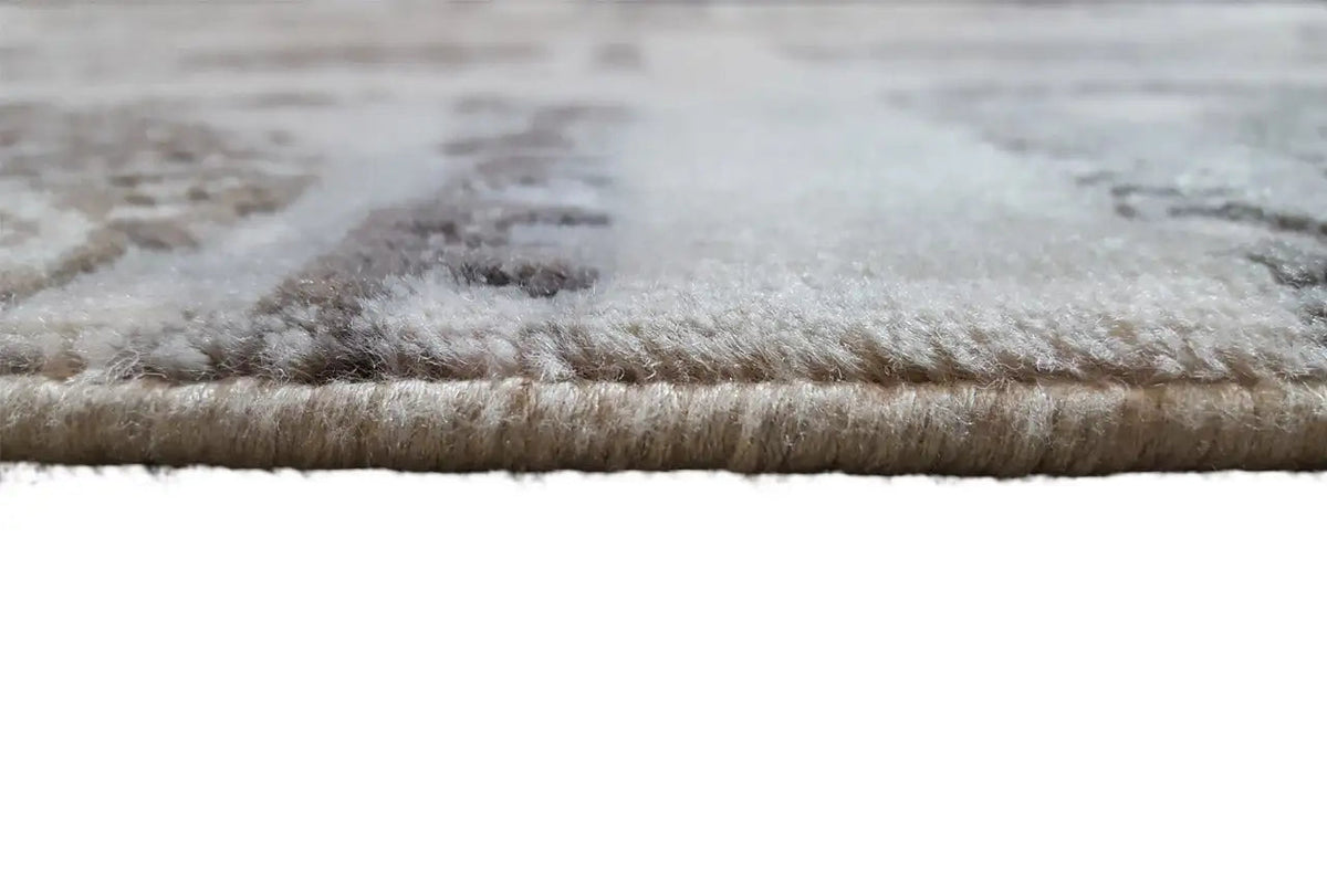 Teppichkante und Flor im Nahbereich: Beige mit dunklen Musterpartien