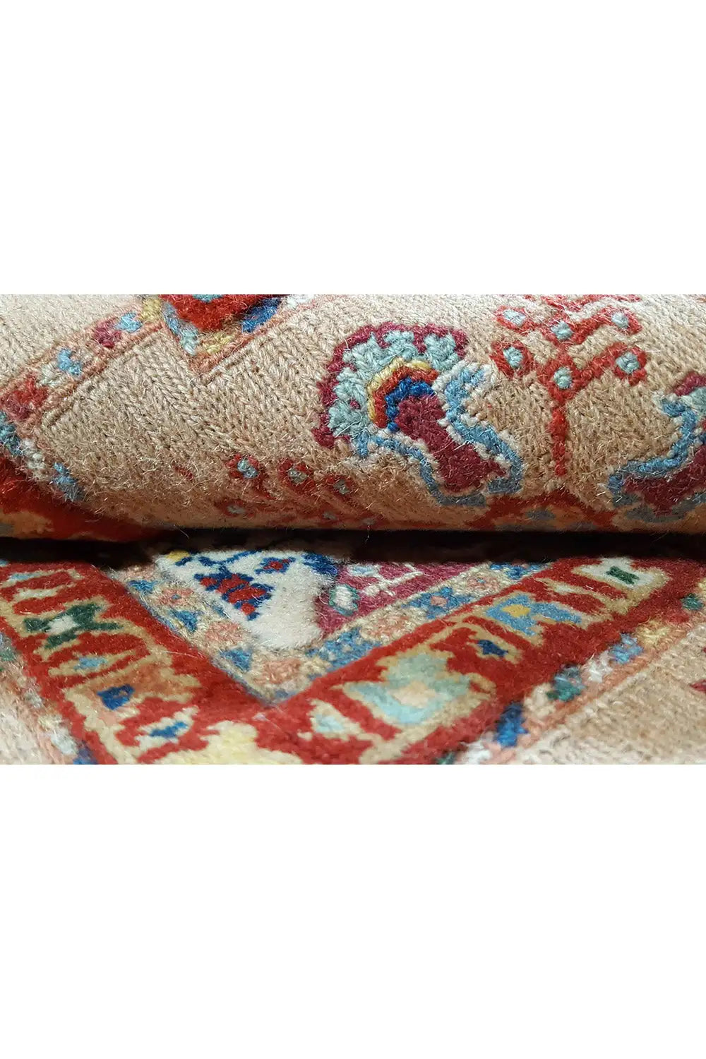 Teppich mit gewebter Struktur und farbigem Ornament in Blau, Rot und Beige