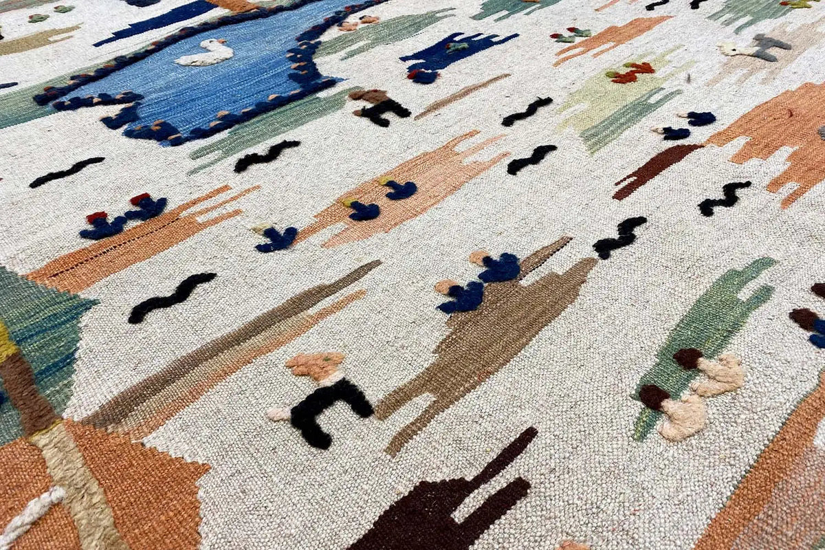 Kilim Qashqai-Teppich: Ausschnitt mit vielen kleinen Figuren und Tieren im Muster