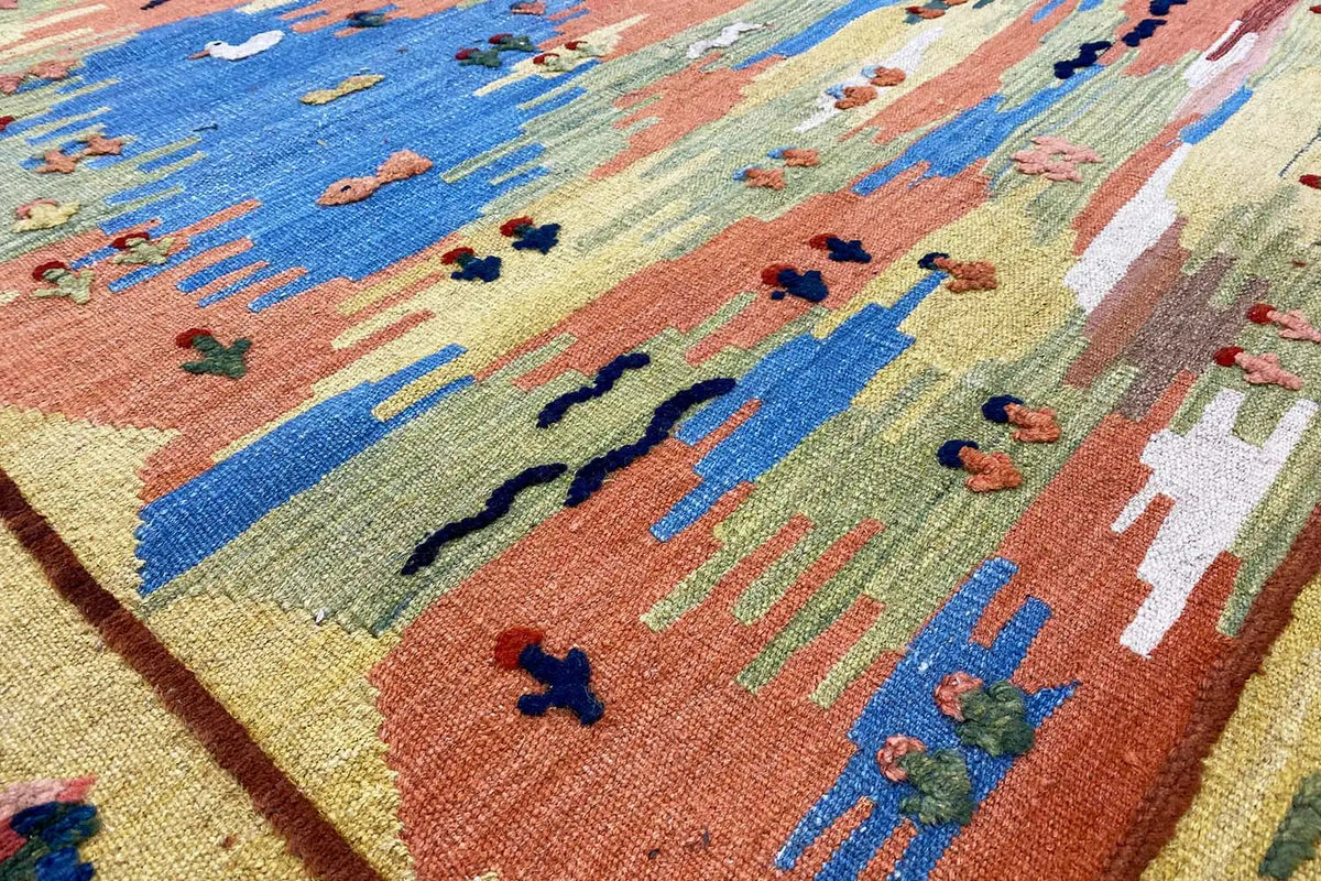 Kelim-Teppich in Nahaufnahme mit bunten Figuren- und Landschaftselementen