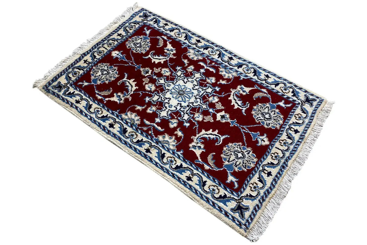Nain-Teppich 87x59 cm diagonal, rotes Ornamentmuster mit silbrigem Weiß und Fransen