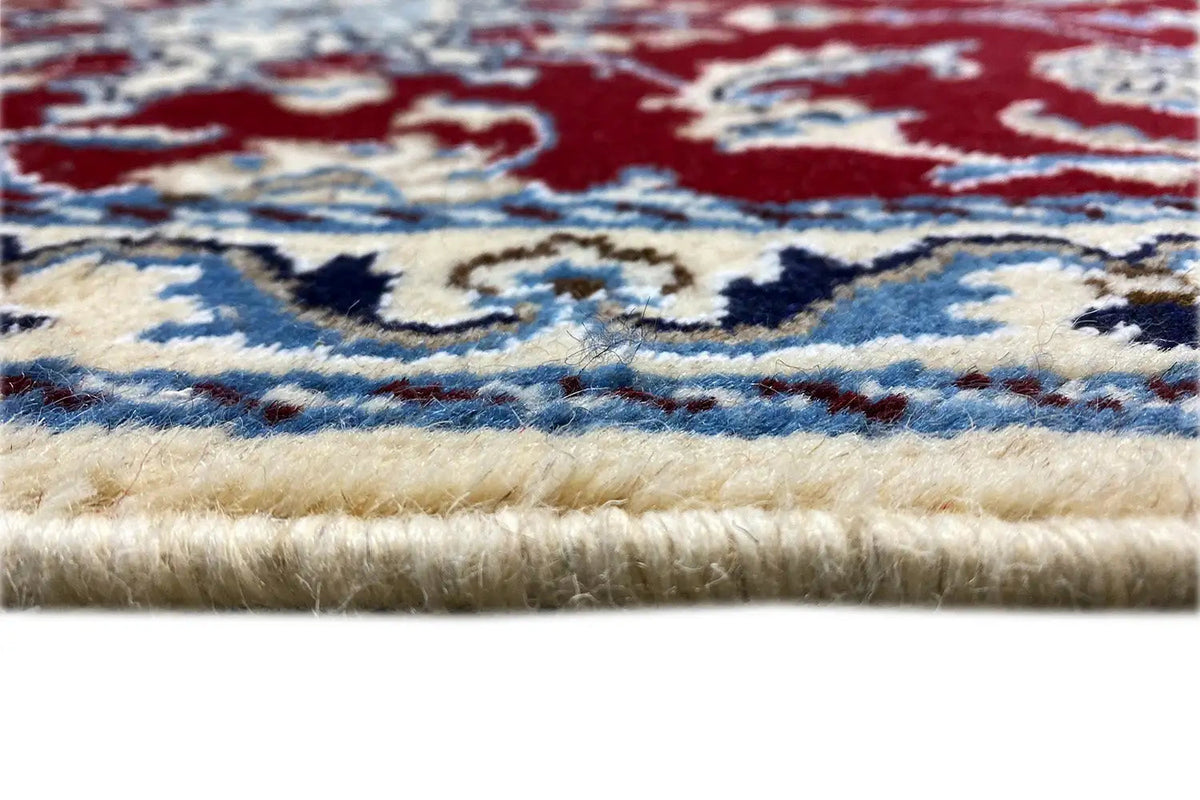 Nain-Teppich 87x59 cm Nahaufnahme: Fransen und feines Florband mit Rot-Blau-Muster