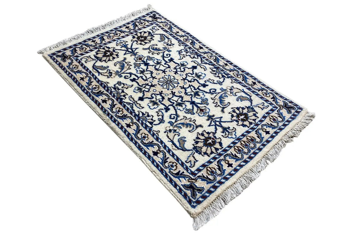 Nain-Teppich 85x60 cm im Schrägblick, blaues Ornament, Fransen