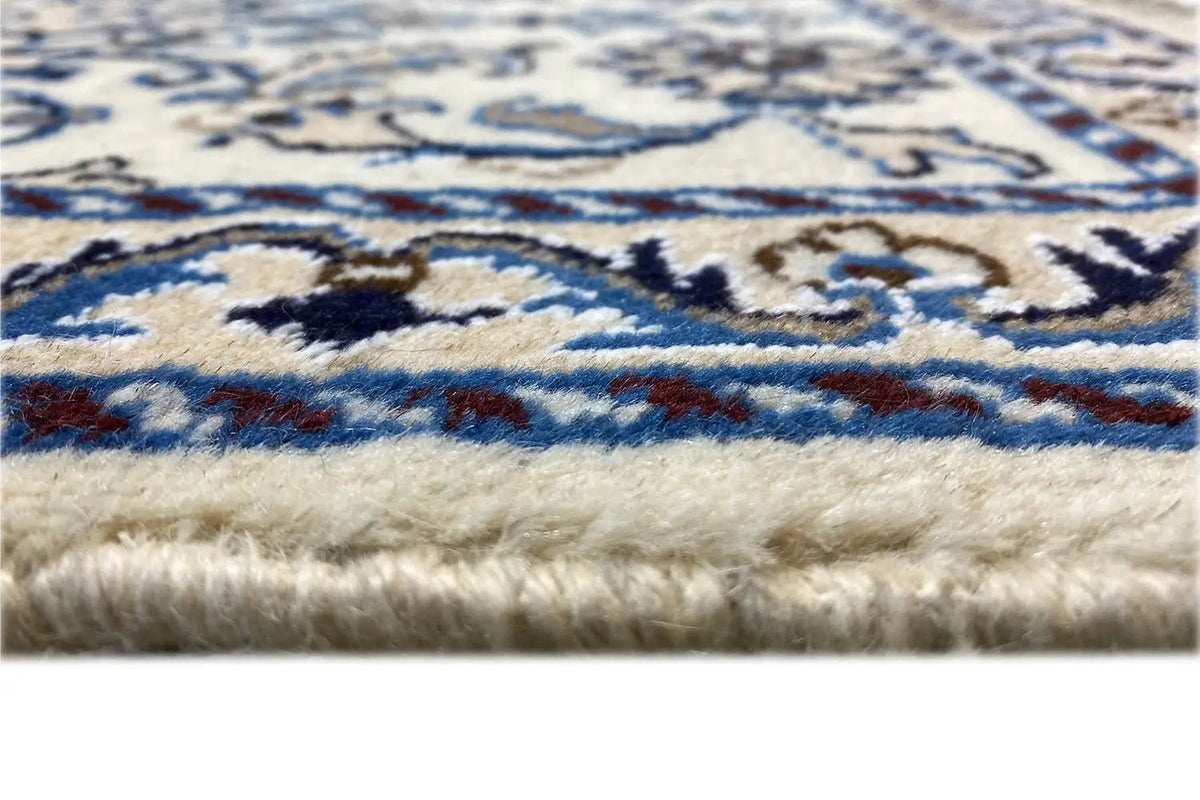 Nain-Teppichrand mit Fransen, blaues Muster auf hellem Untergrund (Detail)