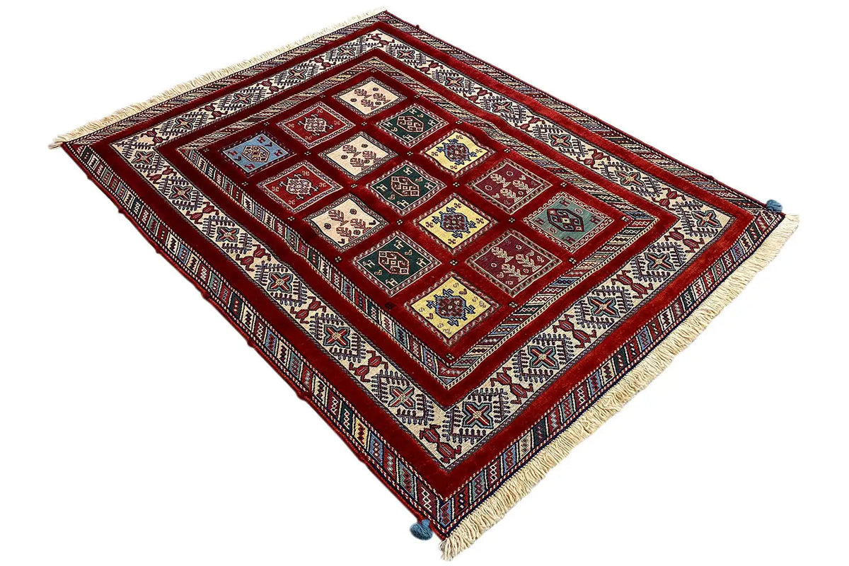 Orientteppich in Rot mit Diagonalansicht, mehrfarbigen Kassettenmustern