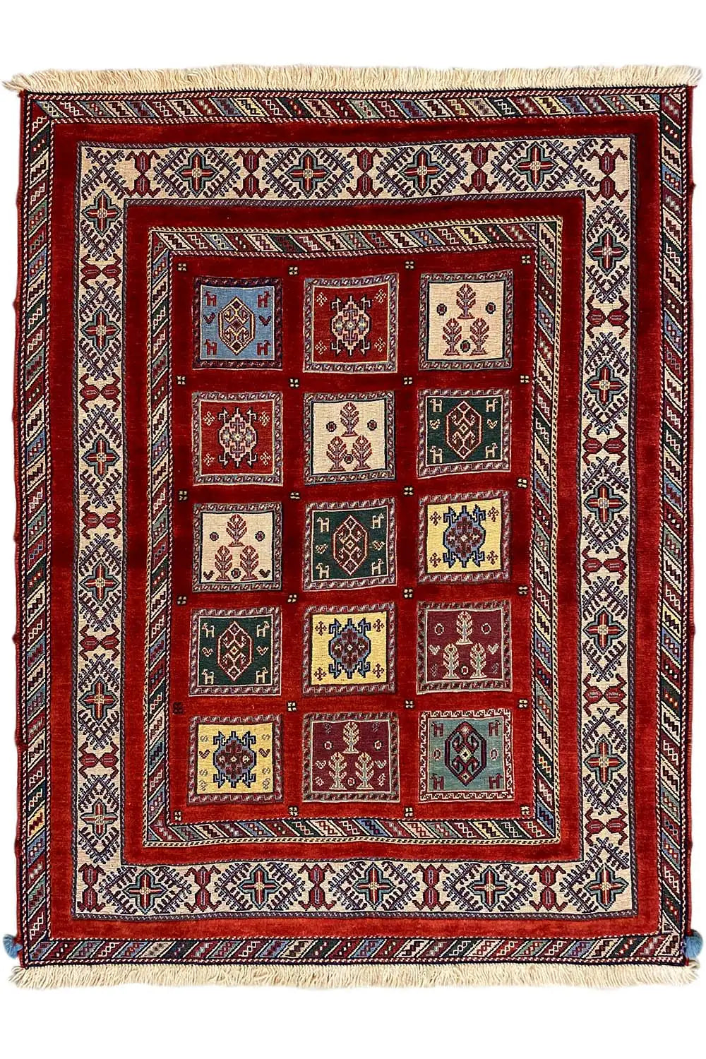 Quadratischer Orientteppich mit rotem Innenfeld und geometrischem Ornament