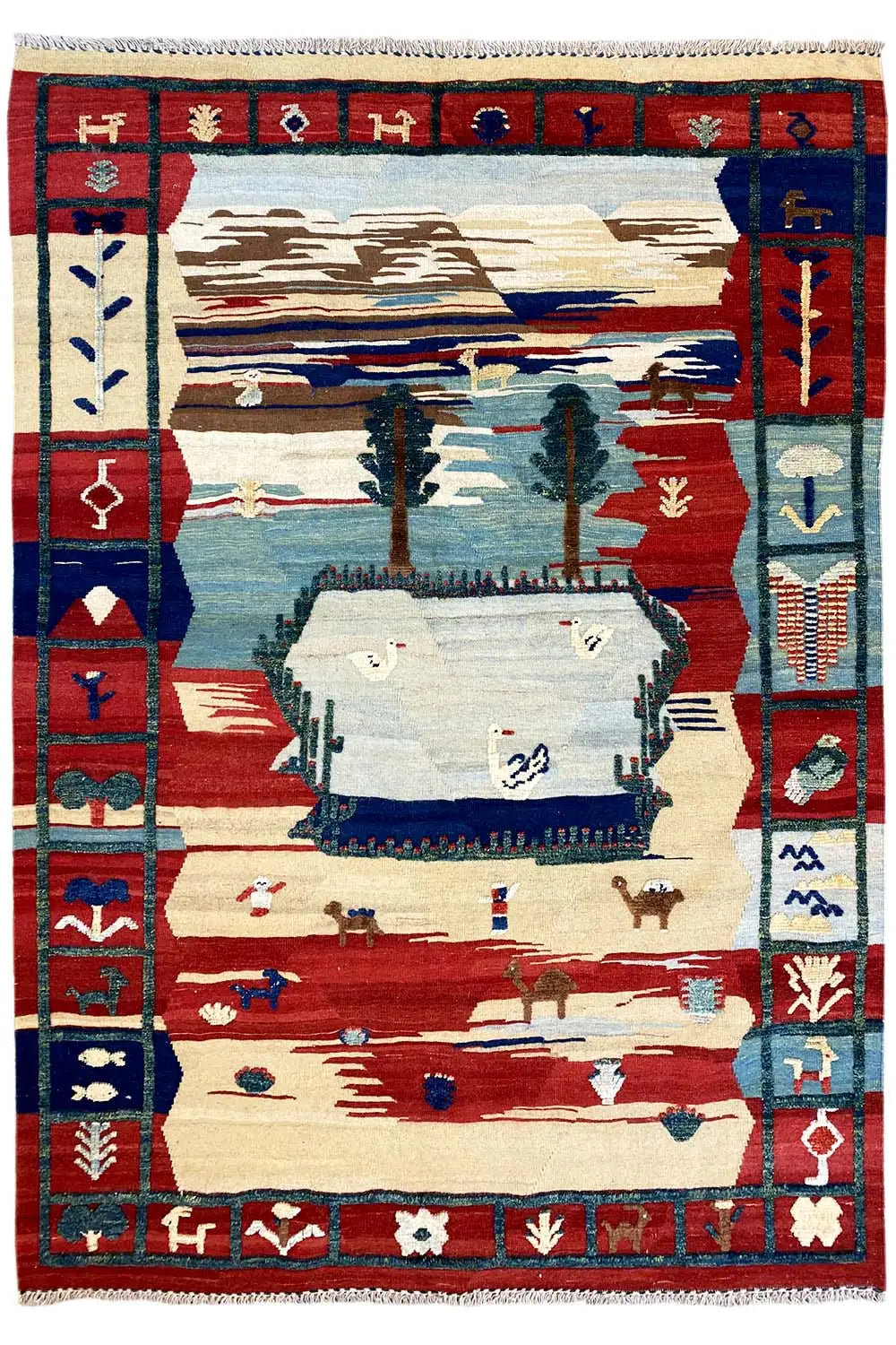 Kilim-Qashqai-Teppich mit rotem Rahmen, blauem Randband und Landschaftsmotiv in der Mitte